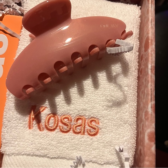 Kosas Double Cleansing System with make up and hair clip - Picture 5 of 5